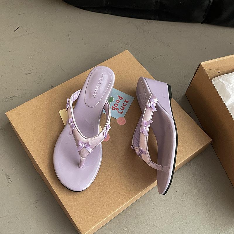 Маленький человек увеличивает высоту склона каблук зажимает ногу шлепанцы туфли женская обувь новые летние однотонные босоножки сандалии с носками