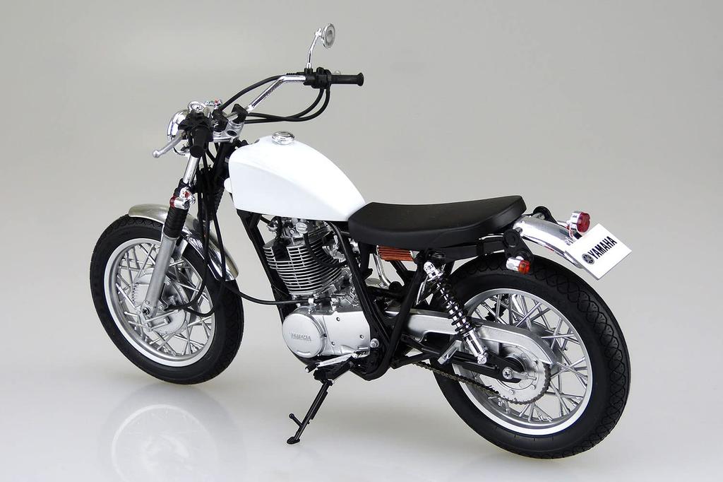 AOSHIMA Серия Мотоциклов YAMAHA 1JR SR400S Ограниченная Серия 1995 года с Деталями для Кастомизации Пластиковый Моделистский Набор Окрашенный Пластик 56 1/12