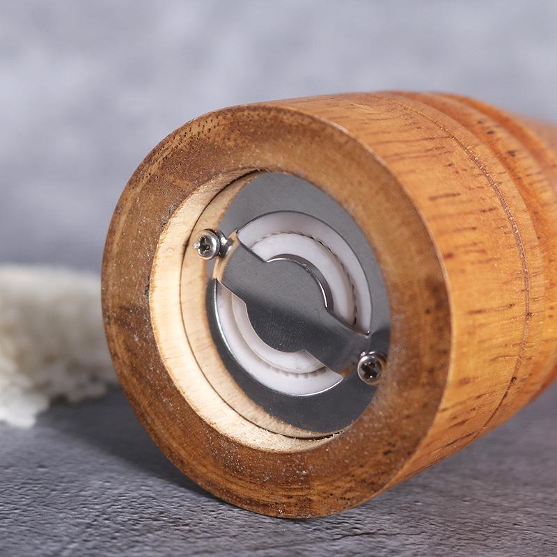 Старинная перечница из цельного дерева с керамическим сердечником