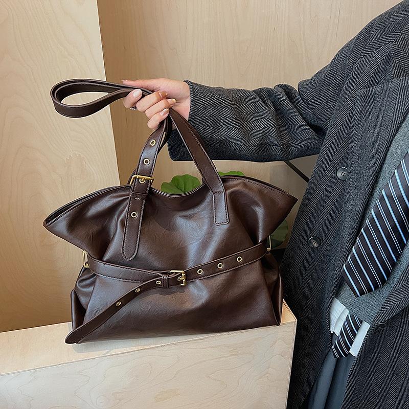 Ретро сумка женская большой вместимости 2025 новая осень и зима простая универсальная сумка через плечо премиальная текстура сумка-тоут для поездок