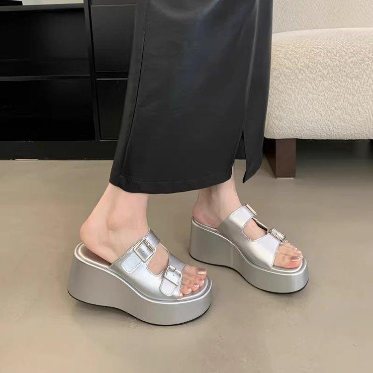 2025 Небольшие мужские туфли на очень высоком каблуке, женские летние туфли с пряжкой на ремне, низкие сандалии с наклонным каблуком и толстой подошвой, односложные тапочки