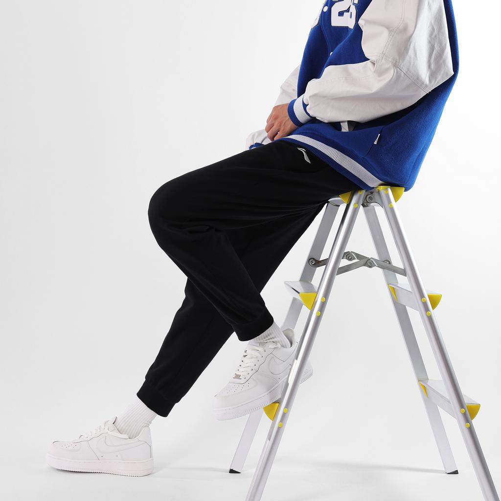 Li-Ning Чистый цвет с вышивкой логотипа, повседневные конические вязаные спортивные брюки, мужские брюки черного цвета AKLT619-1