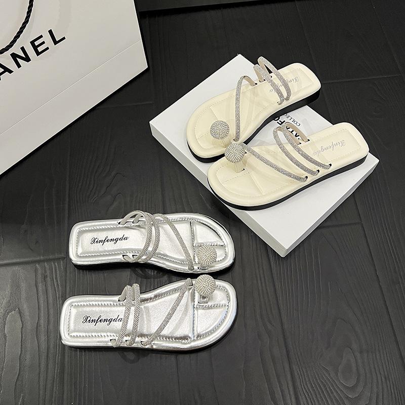 Niche Outer Wear Flat-bottomed Cool Slippers Summer 2025 New French High-end Rhinestone Cover Toe Slippers
