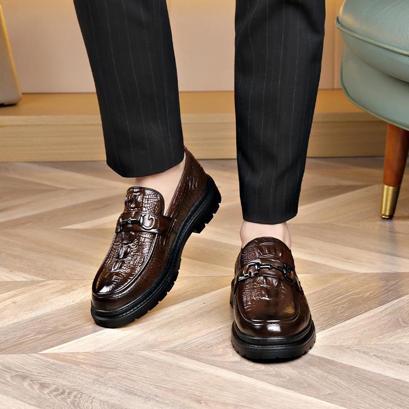 2024 осень новые кожаные мужские туфли с крокодиловым узором и круглой головкой повседневные кожаные туфли мужские шапочки с одной педалью и пуговицами