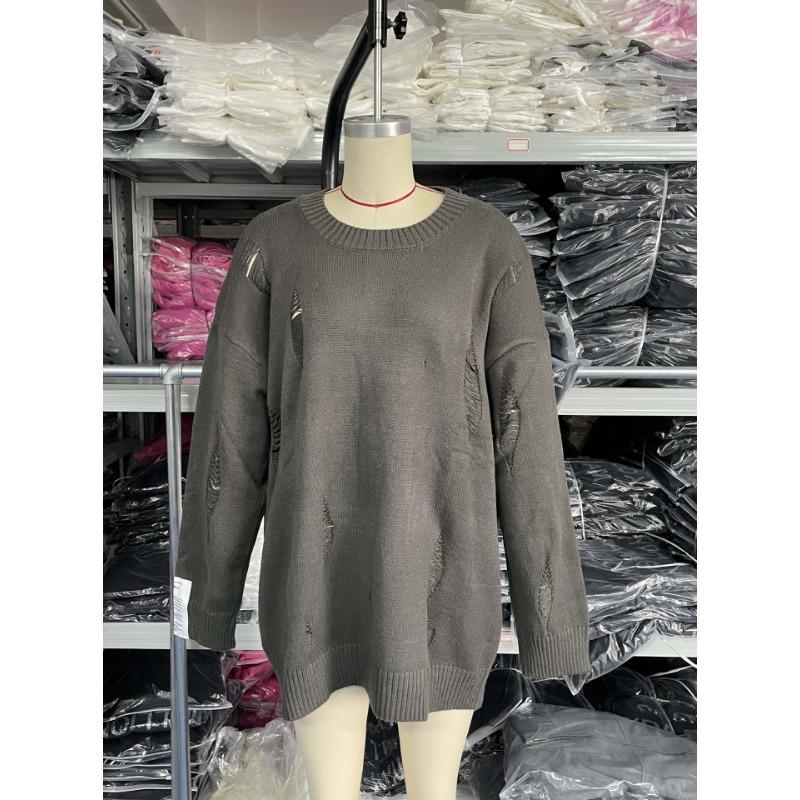 Женский рваный свитер с круглым вырезом