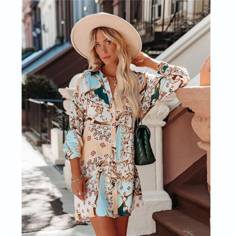 Женское свободное платье-рубашка длиной выше колена с длинным рукавом и принтом на весну и осень