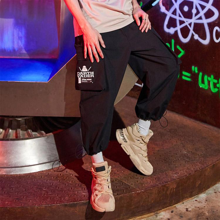 Li-Ning X Star Wars Fashion Series Тематический принт с накладными карманами и шнурком Спортивные капри Мужские штаны Черные AKQR115-2