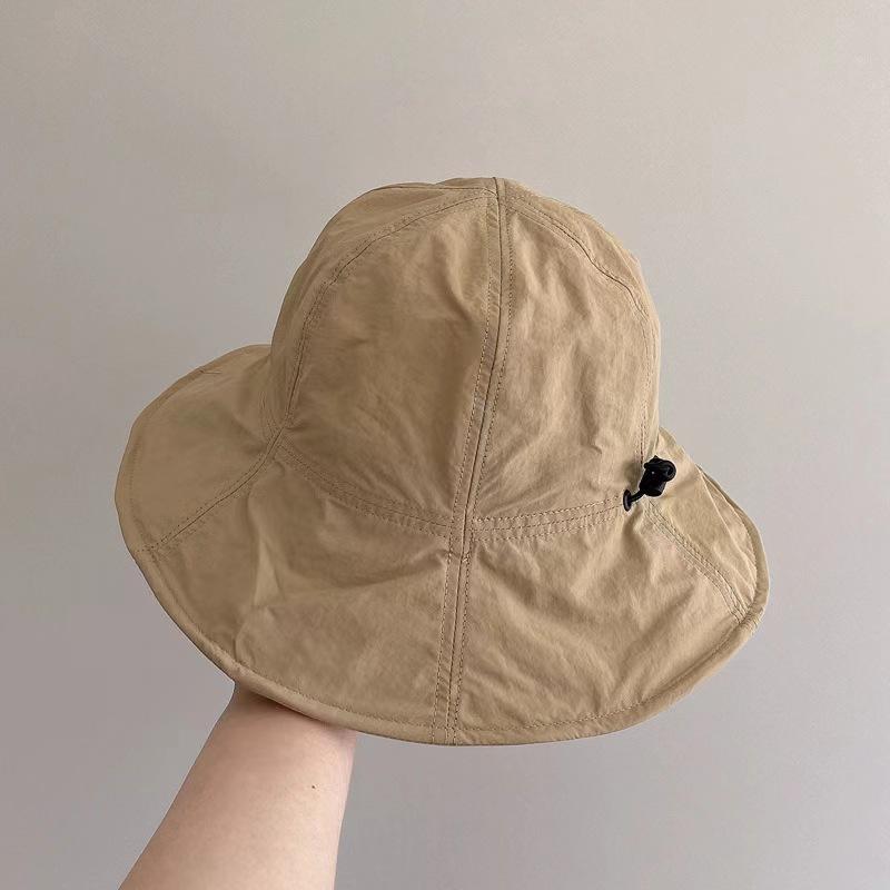 Весной и летом легкие и дышащие, с небольшой куполообразной шляпой на лице, благодаря чему прилив солнца легкий и быстросохнущий.