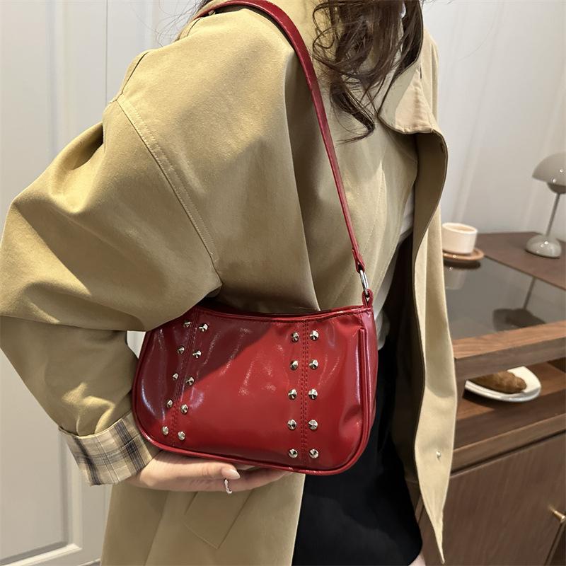 2025 новый осенний повседневный женский простой ретро модный клепки простой широкий ремень через плечо косая маленькая квадратная сумка