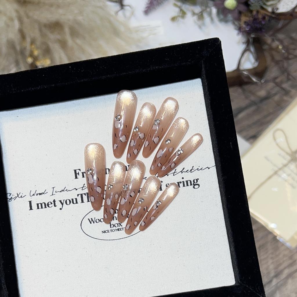 Ношение брони с длинным стилем высокого класса, кошачьи глаза, преследующие свет, осенне-зимний стиль, темперамент, леопардовый принт, французский коричневый маникюр, съемный