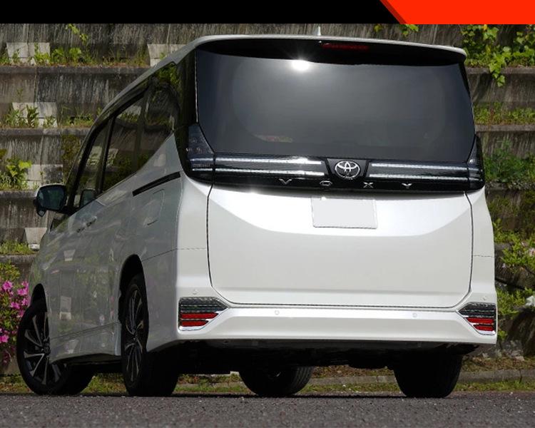 Накладка на задний противотуманный фонарь Noah для Toyota Voxy 2022-2025