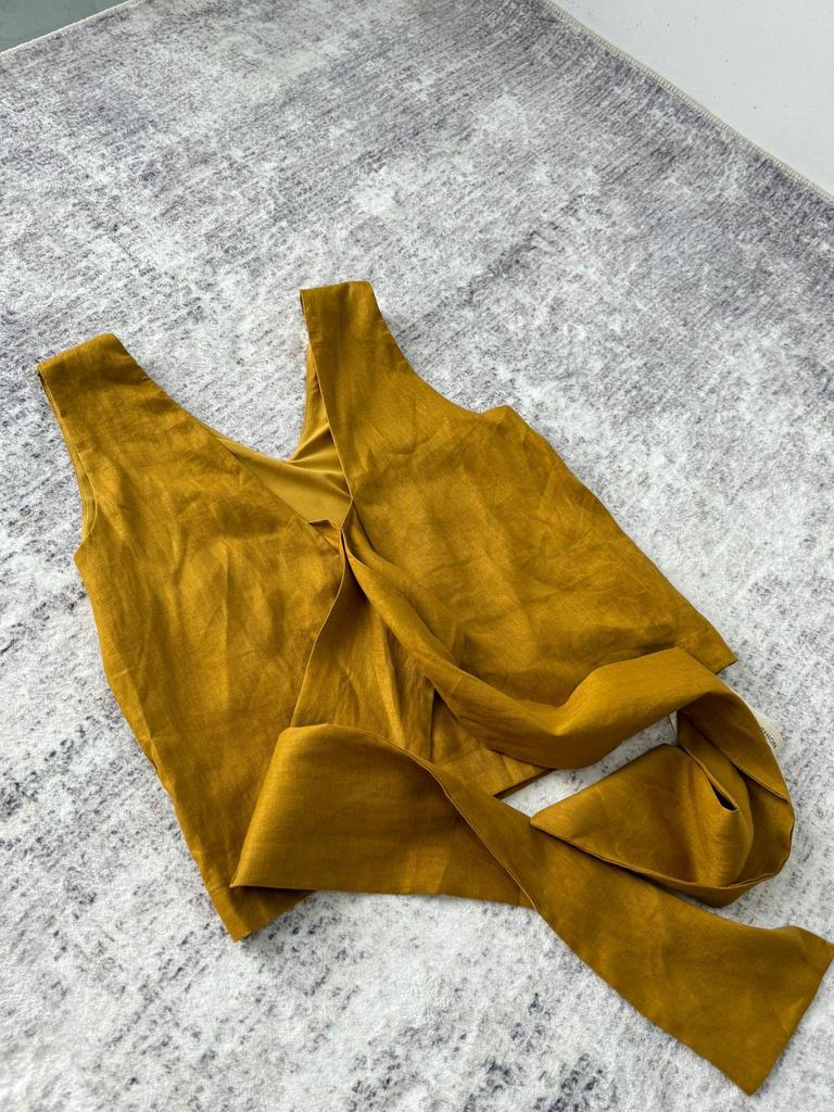 Летний комплект из топа без рукавов с V-образным вырезом и юбки миди 2024