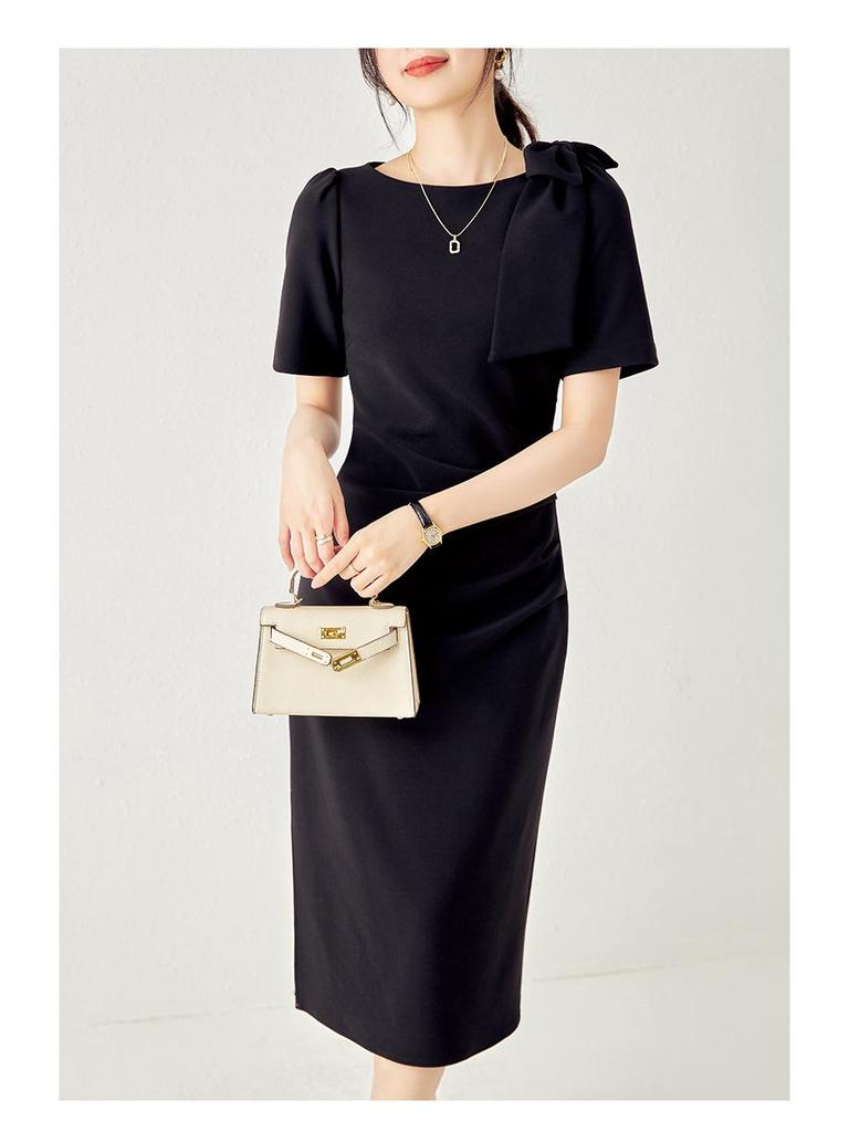 Элегантное платье с круглым вырезом, бантом и плиссировкой