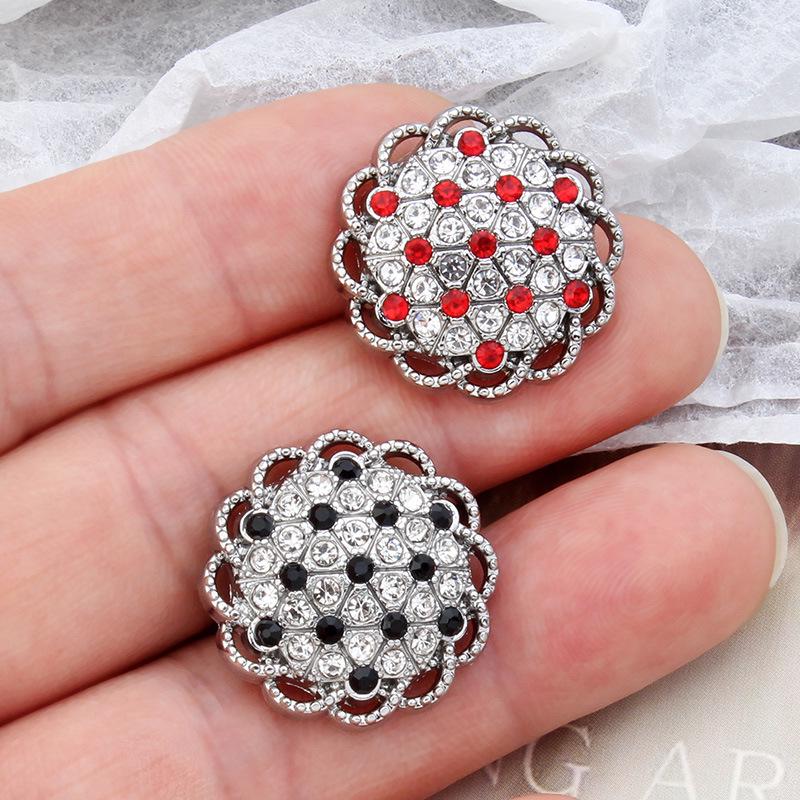 Изысканный кардиган-свитер с металлическими пуговицами и стразами