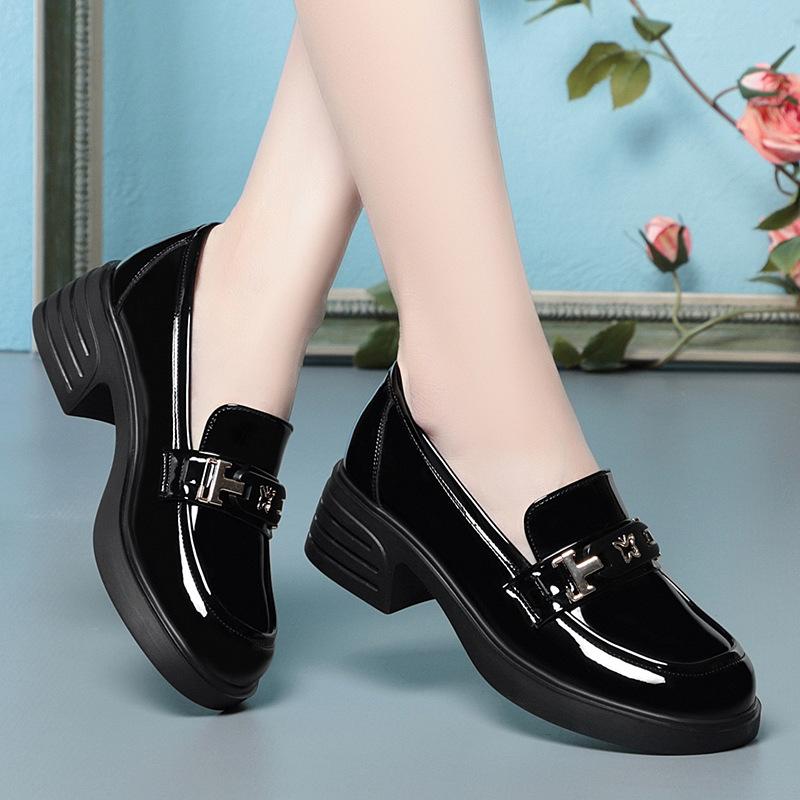 Модные лоферы на платформе Новая женская обувь Мягкая кожа Толстые каблуки Британский маленький круглый носок Металлическая отделка Белые Черные Кожаные туфли