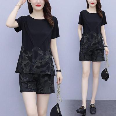 Элегантный летний костюм-двойка: Приталенный комплект из футболки и шорт для женщин размера плюс