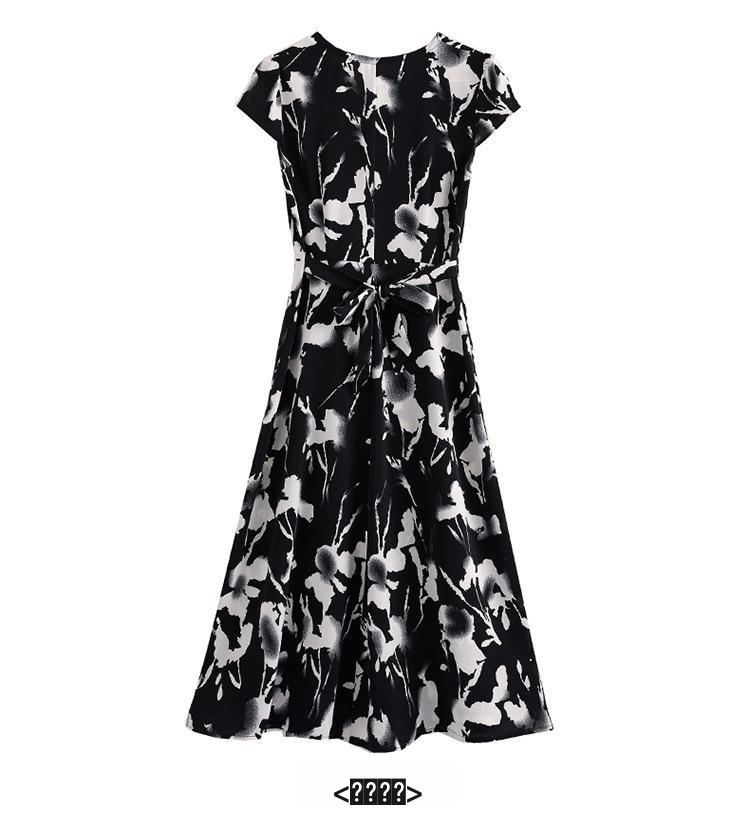 Летнее платье с цветочным принтом больших размеров - короткий рукав, подчеркнутая талия, тонкий фасон