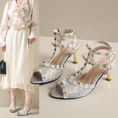 Модные женские туфли на тонком каблуке высшего качества, сандалии с открытым носком, украшенные шипами, сшитые из микрофибры, туфли-лодочки в американском и европейском стиле