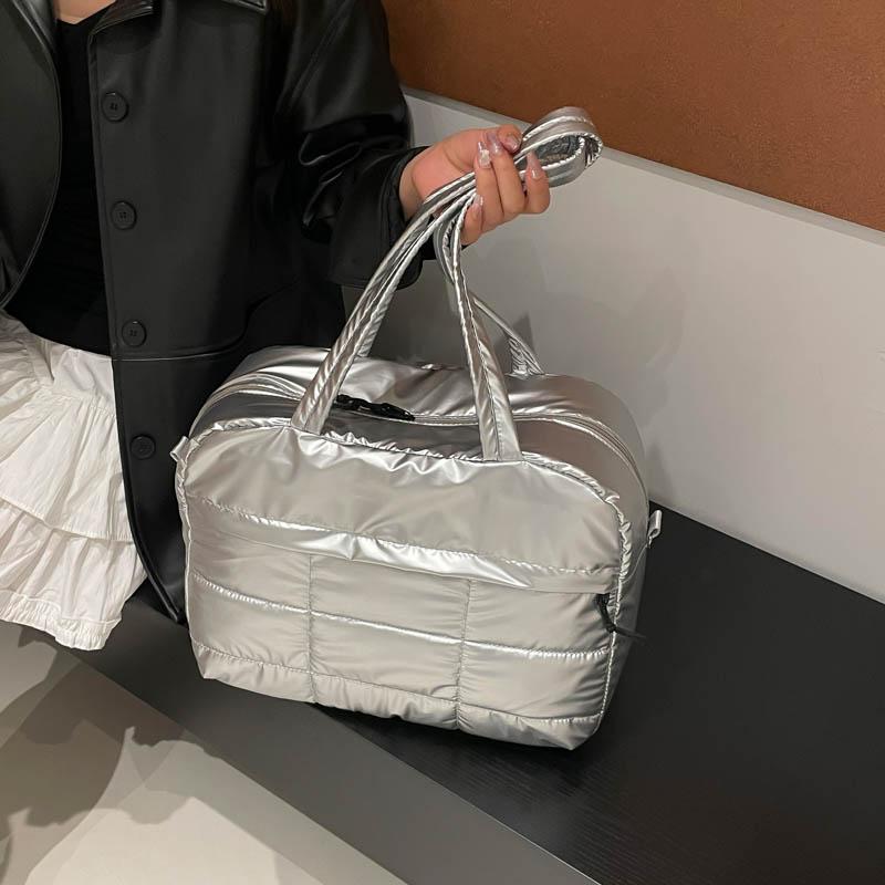 Yogodlns Стеганая однотонная мягкая дорожная сумка, портативная стильная вместительная женская сумка для спорта, работы и повседневного использования