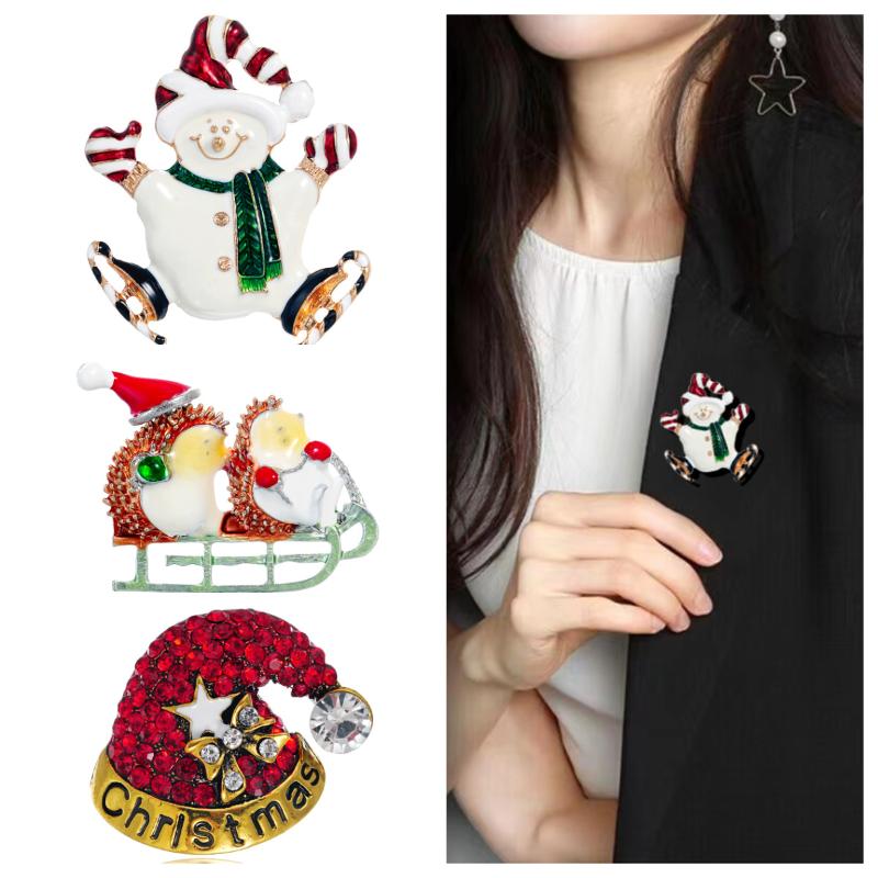 Новые эмалевые рождественские броши Рождественская елка Снеговик Шапки Санты Олень Снежинка Металлические значки Рождественские декоративные украшения