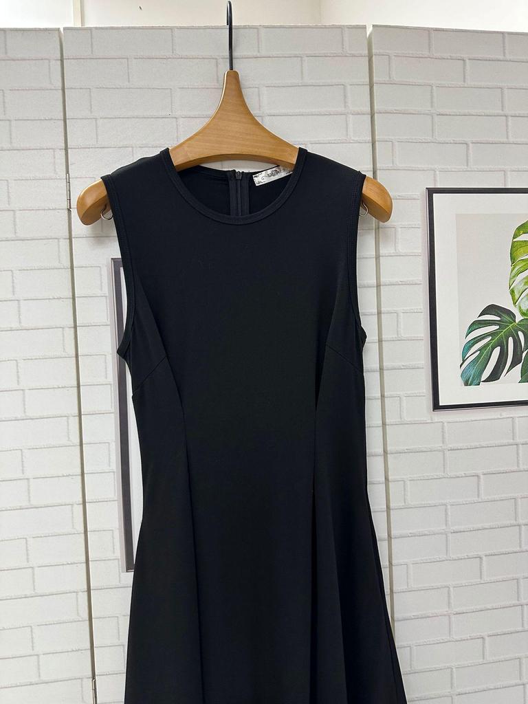 Элегантное черное макси-платье без рукавов с акцентом на талию для женщин, стиль лета 2026