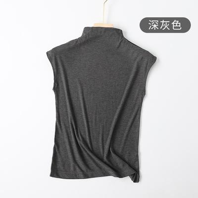 Женский жилет с полувысоким воротником без рукавов, в сочетании с летней базовой футболкой со средним воротником