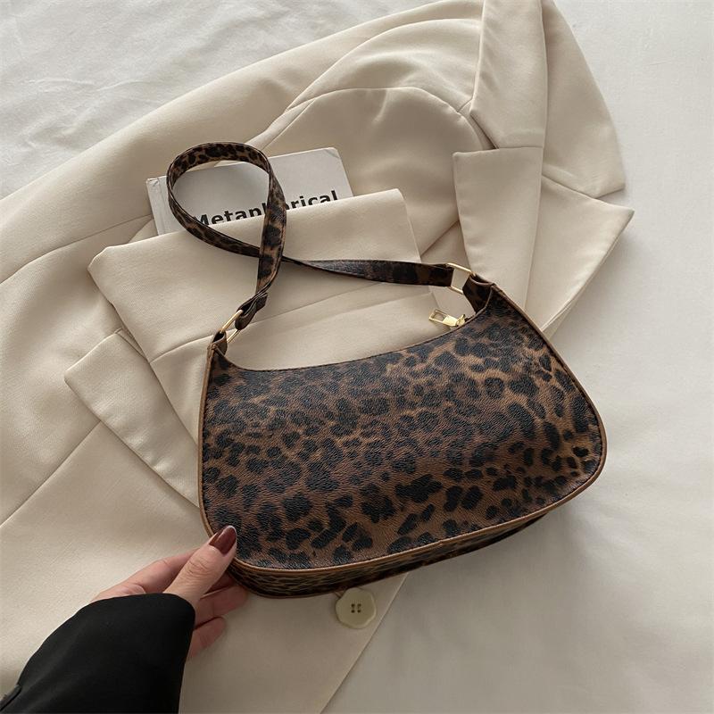 Сумка 2025 популярная новая модная на плечо подмышку модная с леопардовым принтом ручная женская сумка
