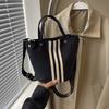 Новая нишевая спортивная сумка для ручной переноски, контрастная полосатая сумка-ведро, женская сумка через плечо для通勤, универсальная сумка-мессенджер