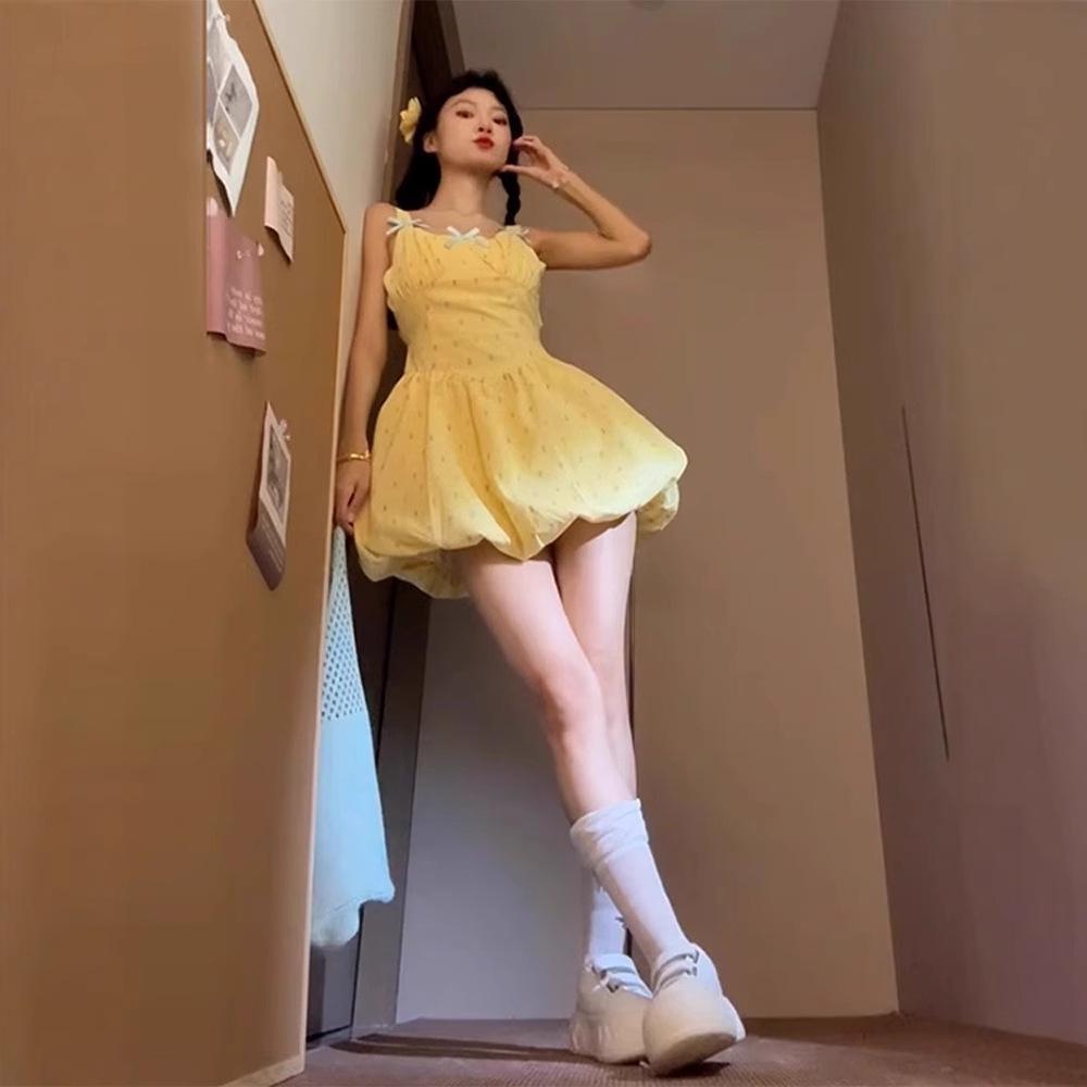 Милое маленькое желтое платье-тюльпан в горошек - на бретельках-спагетти, с приталенным силуэтом, пышной юбкой, летний стиль