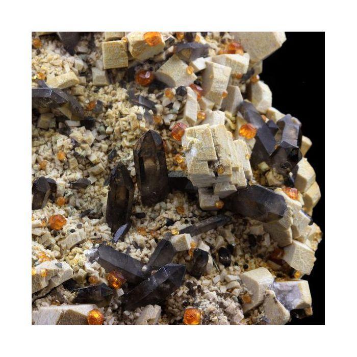 Pierres et Minéraux. Grenat + Quartz Fumé + Orthose. 1676.5 ct. Yunxiao Co., Zhangzhou, Fujian, Chine.