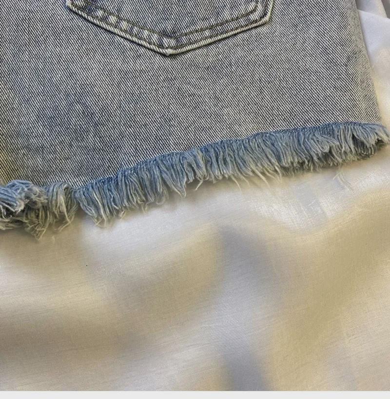 Женские джинсовые шорты А-силуэта с высокой талией и рваными краями — с двумя пуговицами, широкие штанины, очень короткие