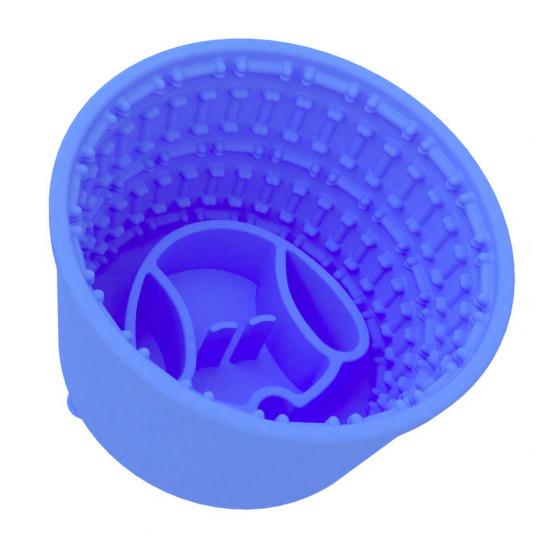 Миска-лизун для медленного кормления собаки способствует здоровому и спокойному питанию. Текстурированная силиконовая миска для собаки с присоской для всех размеров собак. Уход и время еды.