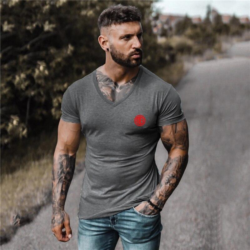 Muscleguys Новинки Мужские Хлопковые Футболки с Принтом Дышащая Удобная Футболка V-образный вырез Модная Приталенная Футболка с Коротким Рукавом