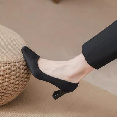 Французские туфли на высоком каблуке женские нишевый дизайн темперамент светская львица 2025 осень новые толстый каблук телесный атлас туфли для работы