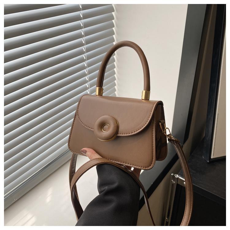 Популярная в этом году портативная маленькая квадратная сумка женская летняя 2024 новая модная сумка через плечо повседневная однотонная сумка-мессенджер в иностранном стиле