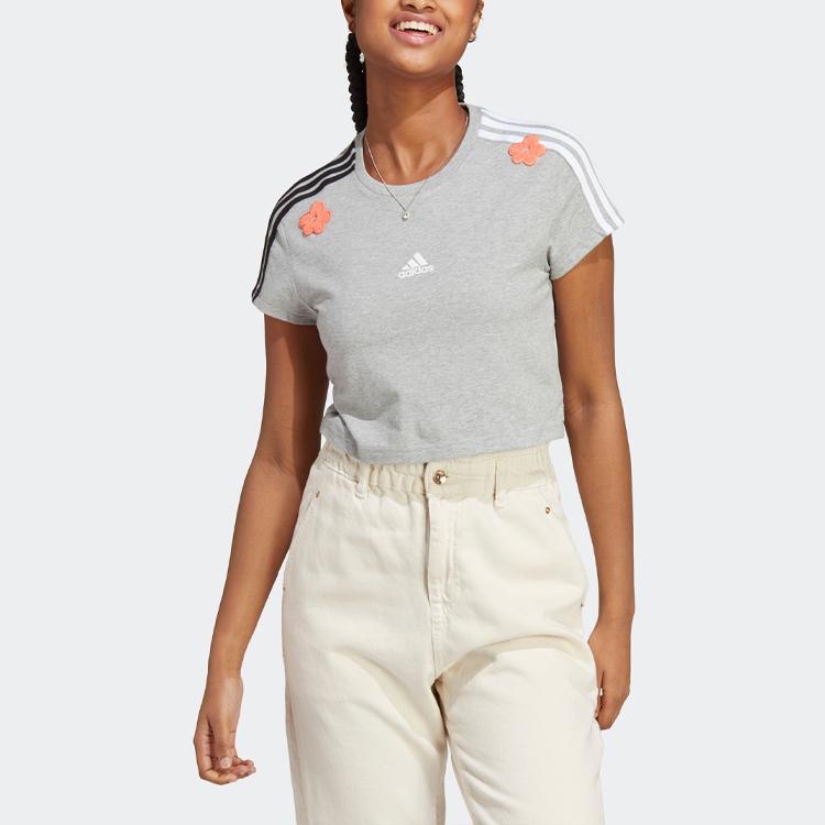 Adidas Футболка с цветочными нашивками из синели и логотипом в полоску с круглым вырезом и короткими рукавами, женские топы среднего размера, конопляно-серый IC0027