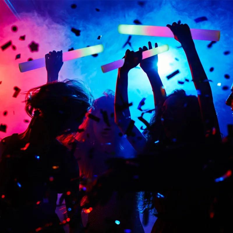 30 шт. светодиодных светящихся палочек оптом, красочные RGB светящиеся пенопластовые палочки, темный свет для Рождества, дня рождения, свадьбы, вечеринки, принадлежностей