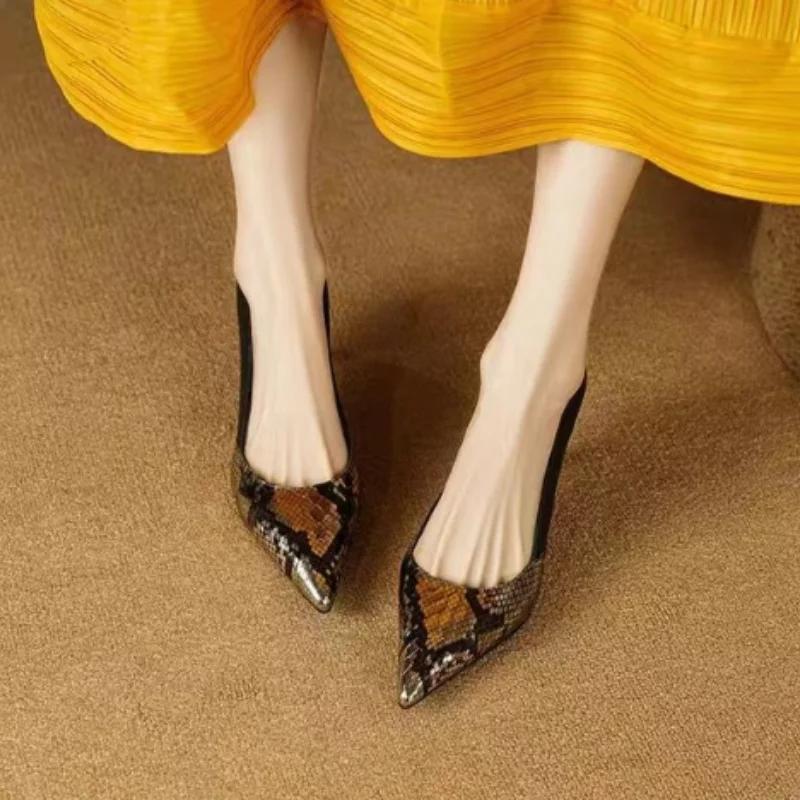 Мода 2024 года, острые тонкие каблуки, соответствующие цвету, змеиная кожа, одинарные туфли, новые осенние туфли для пригородных поездок с неглубоким носком