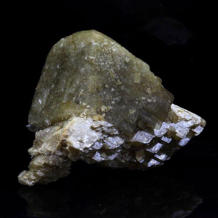 Pierres et Minéraux. Siderite, Quartz. 118.5 ct. Mésage Mine, Vizille, France..