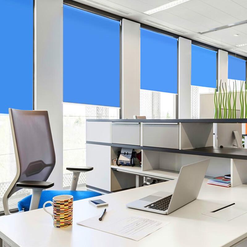 Рулонная штора блэкаут с ручным управлением