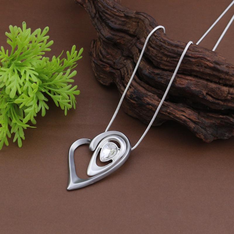 Новая матовая полая геометрическая любовь длинная подвеска женское простое и продвинутое чувство инкрустированное бриллиантами сердцевидное универсальное ожерелье