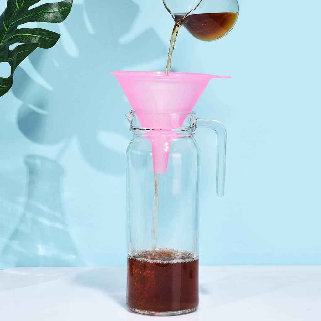 Универсальный набор из 6 пластиковых воронок для использования на кухне и наполнения бутылок.