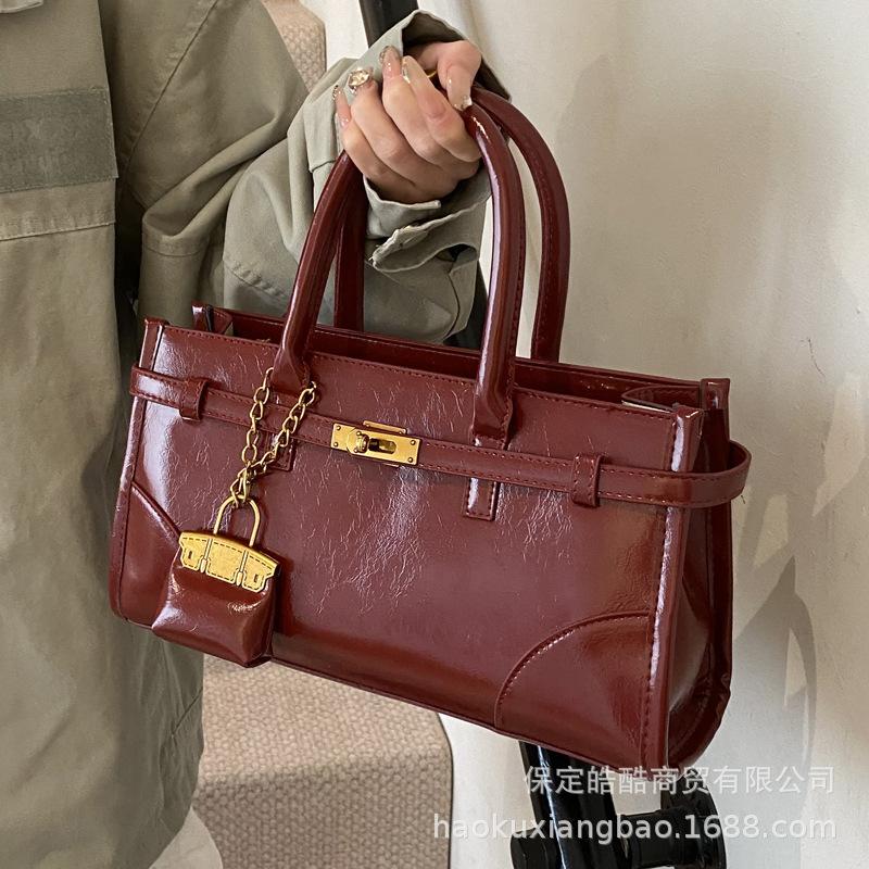 Сумка большой вместимости женская осенне-зимняя универсальная 2025 новая простая на плечо, через плечо, портативная для поездок, сумка-тоут для мамы и ребенка