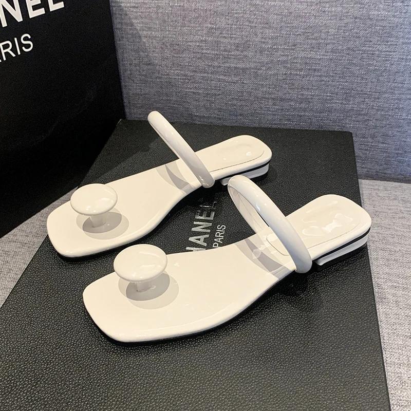 Новые дизайнерские женские тапочки, летние сандалии, Т-образный носок, тапочки на низком каблуке, модные сандалии, однотонная женская обувь