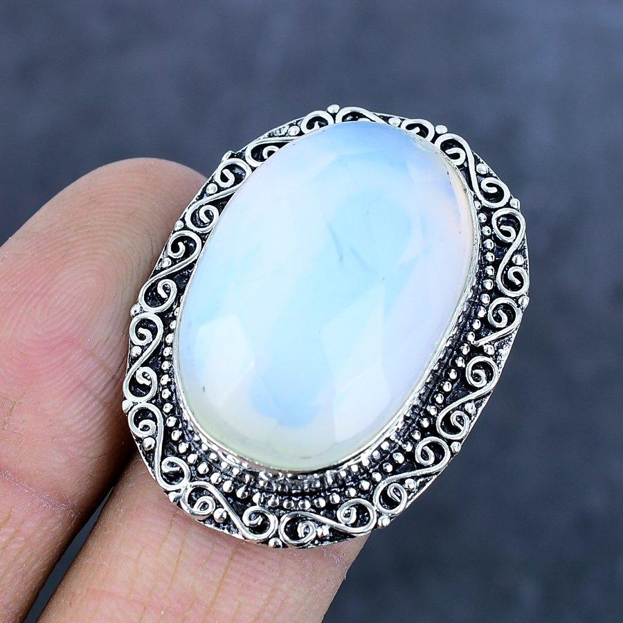 Кольцо из серебра 925 пробы с натуральным молочным опалом, размер 7 R3j57