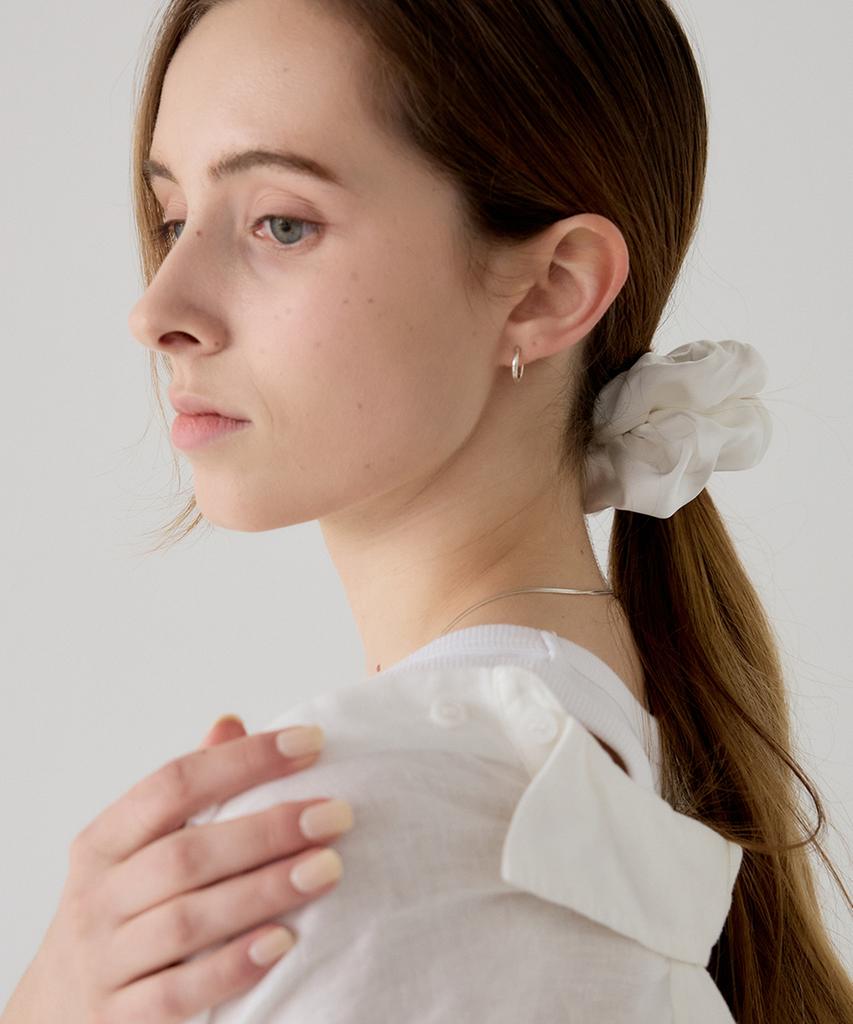 Шелковый scrunchie Aphrose с логотипом в рамке (белый)