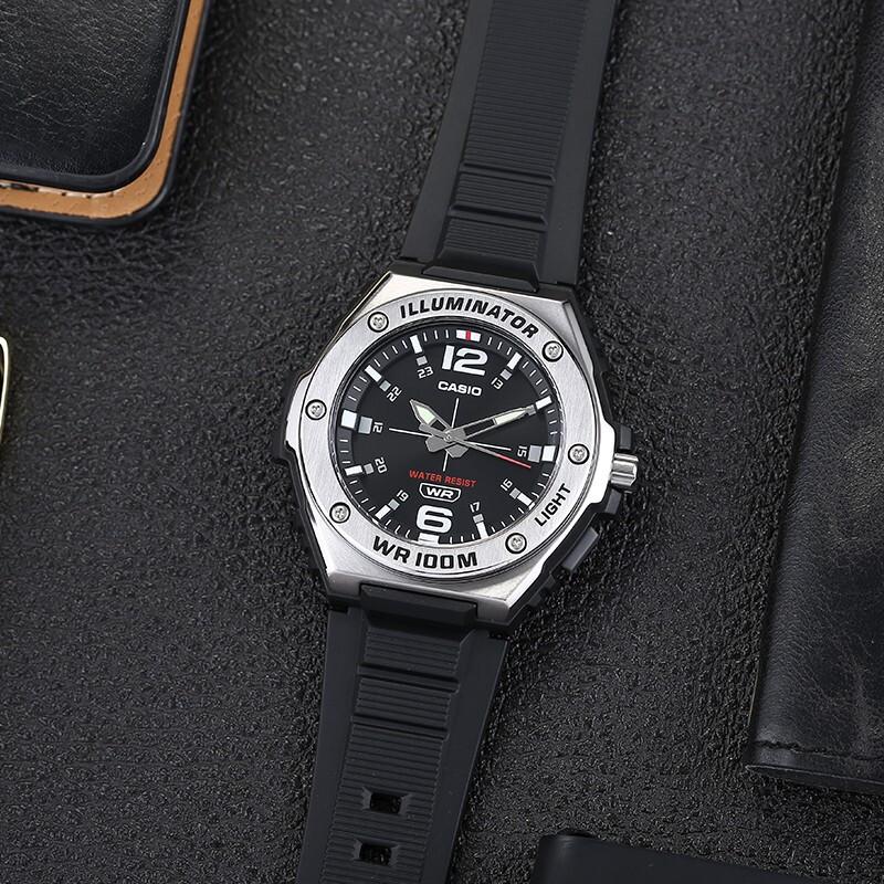 Casio Серия для молодежи Круглый циферблат Три стрелки Кварцевый механизм Ремешок из смолы Часы Мужские часы Черный MWA-100H-1A