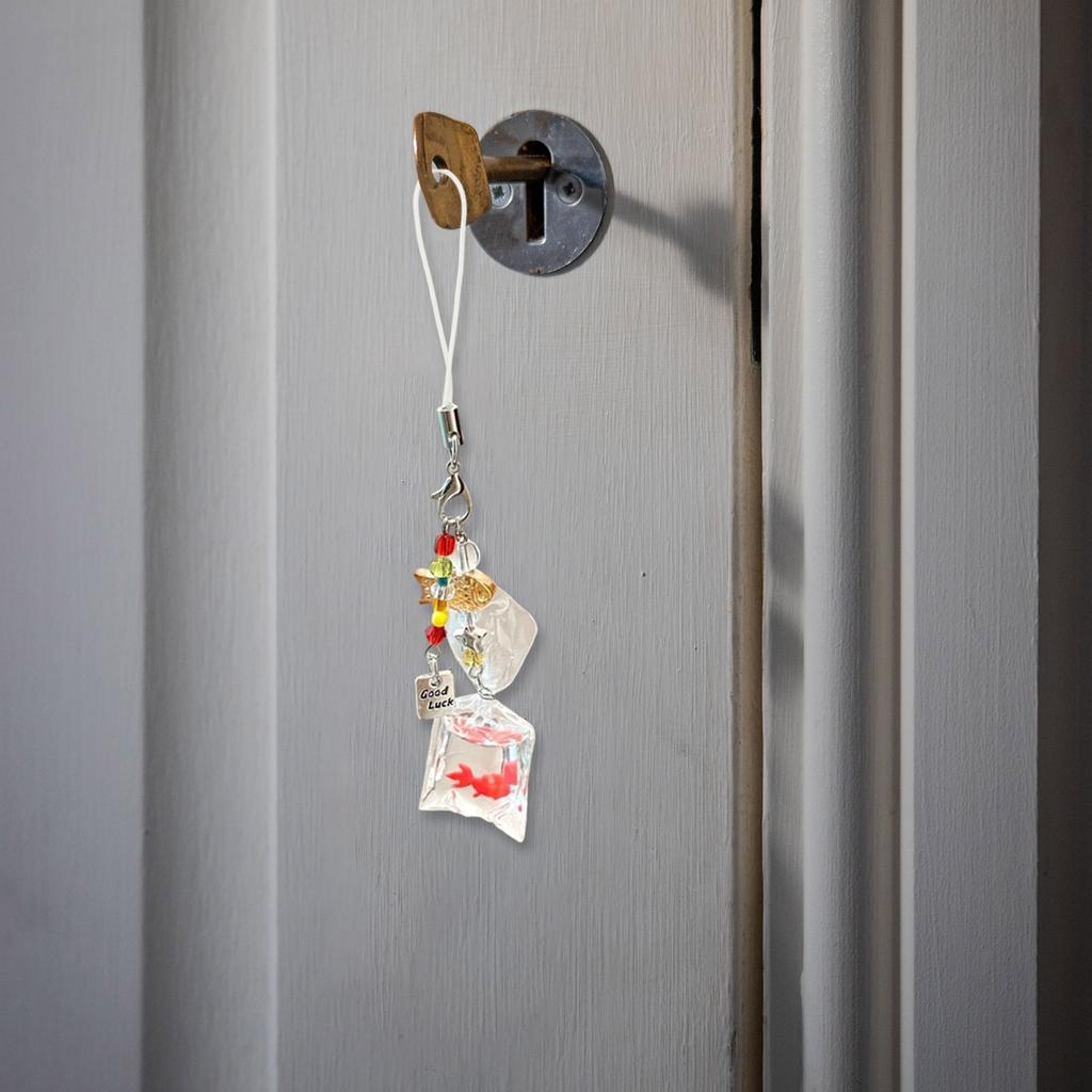 Брелок для телефона из смолы и сплава ручной работы, подвеска-мешочек с черной золотой рыбкой и бусинами, аксессуар для сумки, для любителей моды