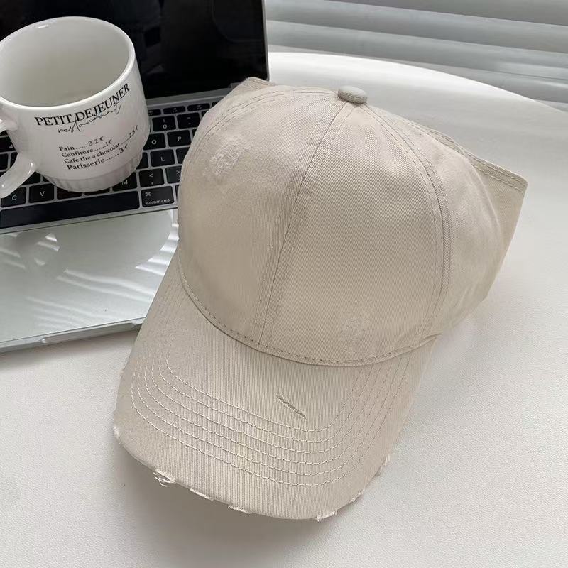 Classic Cotton Baseball Cap With Adjustable Fit For Sun Protection And Wind Resistance