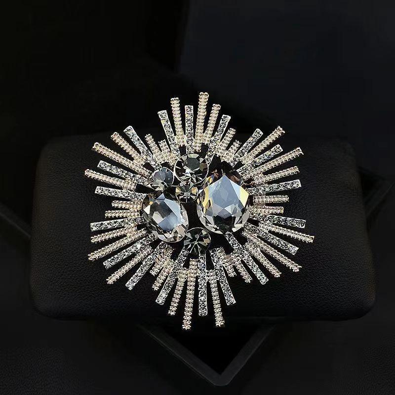 Brooch High-End Sense Niche High-End Women'S Silk Scarf Buckle Alloy Corsage Small Fragrant Wind Pearl Rhinestone High-End